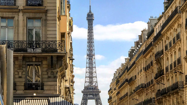 Greenpeace unfurls anti-Le Pen 'resist' banner on Eiffel Tower