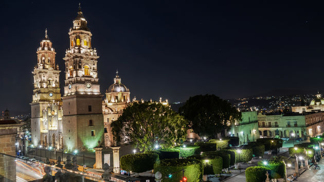 Morelia cathedral at Michoacan Mexico. Night view (Esdelval / iStock / Getty Images Plus)