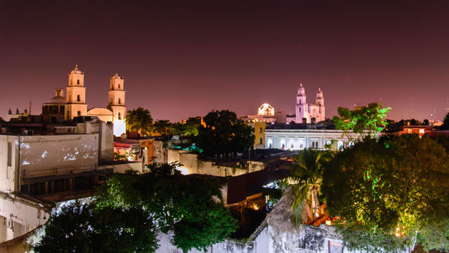 Night scene of Mérida Yucatan, Mexico. High point of view (photo via Esdelval / iStock / Getty Images Plus)