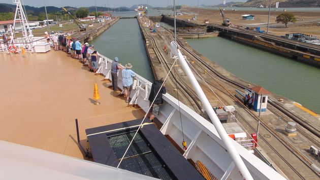 Pasando por las esclusas del Canal de Panamá