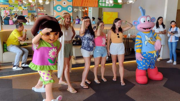 Los personajes de Nickelodeon Hotels & Resorts en la Riviera Maya interactúan con los huéspedes