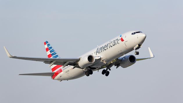 American Airlines Boeing 737-800 taking off from Chicago O'Hare International Airport