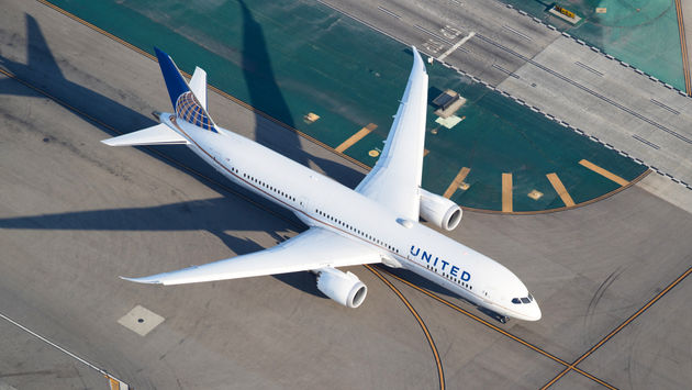 United Airlines Boeing 787 Dreamliner at LAX