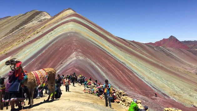 La ruta de la Montaña de los Siete Colores, en Perú, incluye subidas ligeramente empinadas y llanuras que ascienden progresivamente.  (Proporcionado por GAdventures).