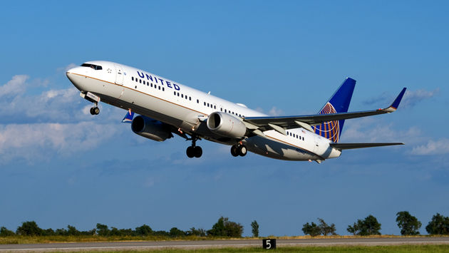 United Airlines' Boeing 737 taking off.