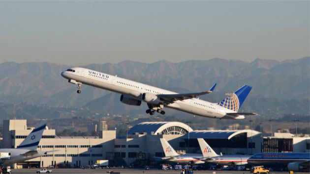 PHOTO: United 737 departs LAX (photo via Flickr/InSapphoWeTrust)