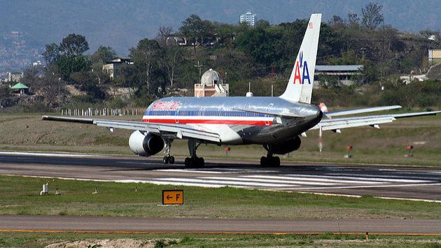 American Airlines 757 taking off