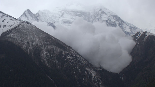 Avalanche in Nepal's Annapurna Circuit