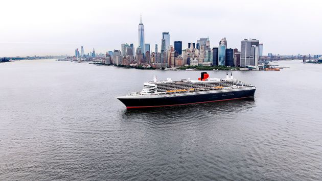 El Queen Mary 2 frente a la ciudad de Nueva York.