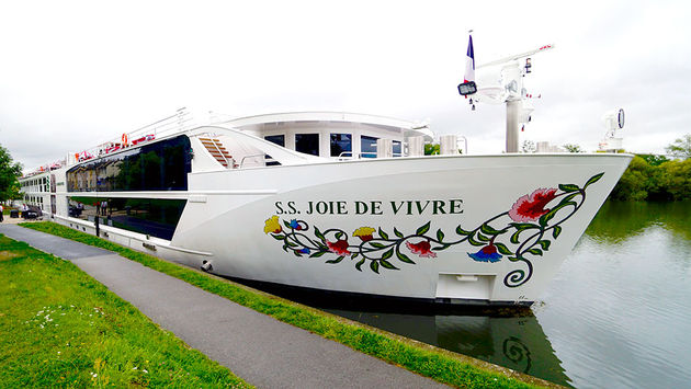 Uniworld Boutique River Cruise Collection's Joie de Vivre docked in Mantes-la-Jolie, France