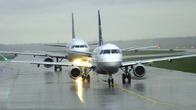 George Bush Intercontinental Airport, IAH, Houston Airport, rain, runway