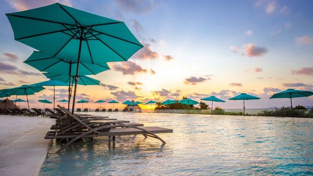 Infinity pool at Dreams Vista Cancun Golf & Spa Resort