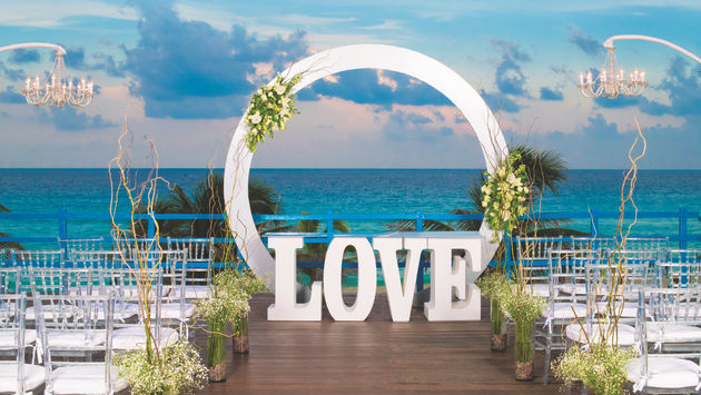 Oasis Hotels & Resorts, weddings, ceremonies, love, marriage, vow renewals, Cancun