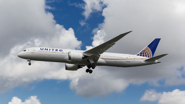 United Airlines Boeing 787 Dreamliner approaching London Heathrow Airport