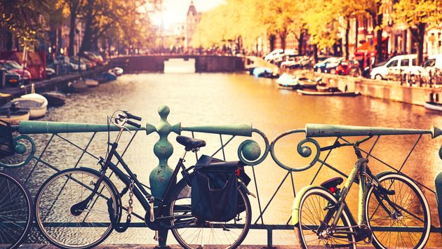 Sepeda di jembatan di Amsterdam, Belanda, Eropa.  (Foto via NataliaDeriabina / iStock / Getty Images Plus)