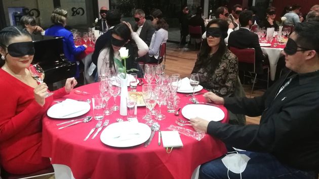 80 invitados se dieron cita para experimentar una cena a ciegas y degustar los sabores de Italia.