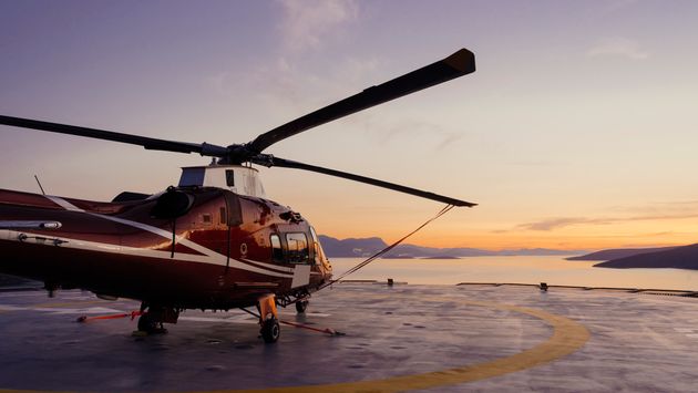 Helicopter landing on an offshore platform
