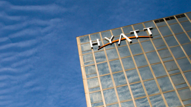 Más de 1.000 propiedades de Hyatt desplegarán la plataforma de mensajería de Medallia Zingle. /Photo via:  GoodLifeStudio/iStock/Getty Images Plus).