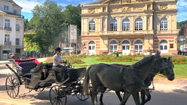 A horse and carriage in front of the Theater Baden-Baden