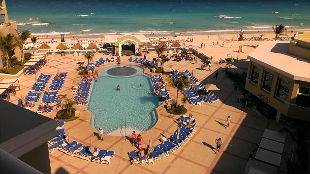 Gran Caribe Cancun pool