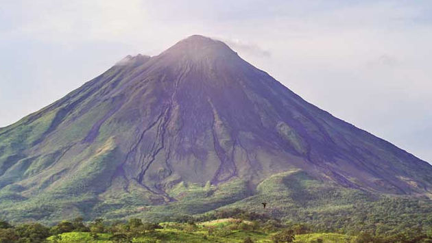 El Volcán Arenal es uno de los mayores tesoros naturales de Costa Rica.  Sus áreas protegidas ofrecen al visitante una amplia gama de actividades.  (Foto a través de la Junta de Turismo de Costa Rica).