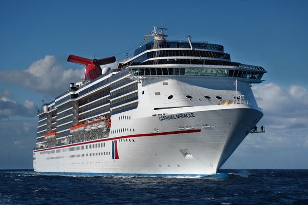 Οι αξιωματούχοι της Carnival Cruise Line απειλούν να ταξιδέψουν εκτός των λιμένων των ΗΠΑ