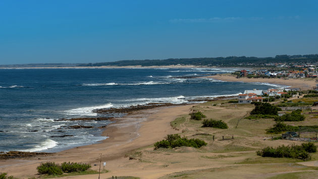 The beaches of Uruguay invite visitors to rest and enjoy them with their families. (Photo via MarcosMartinezSanchez/iStock/Getty Images Plus).