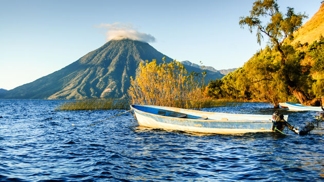 Volcán de San Pedro desde el lago Atitlán en Guatemala (Foto de Lucy Brown - loca4motion / iStock / Getty Images Plus)