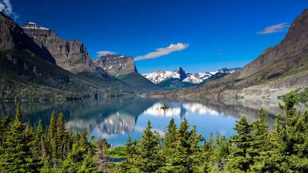 Montana: Exploring Big Sky Country featuring Yellowstone and Glacier National Parks